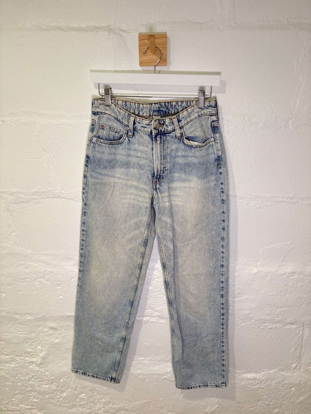 Women's Straight Leg Jeans in Light Blue Wash